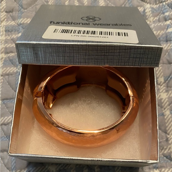 Fitbit Fitness Tracker Bracelet! 🏃♀️ Brand New (Rose Gold) - Picture 9 of 13